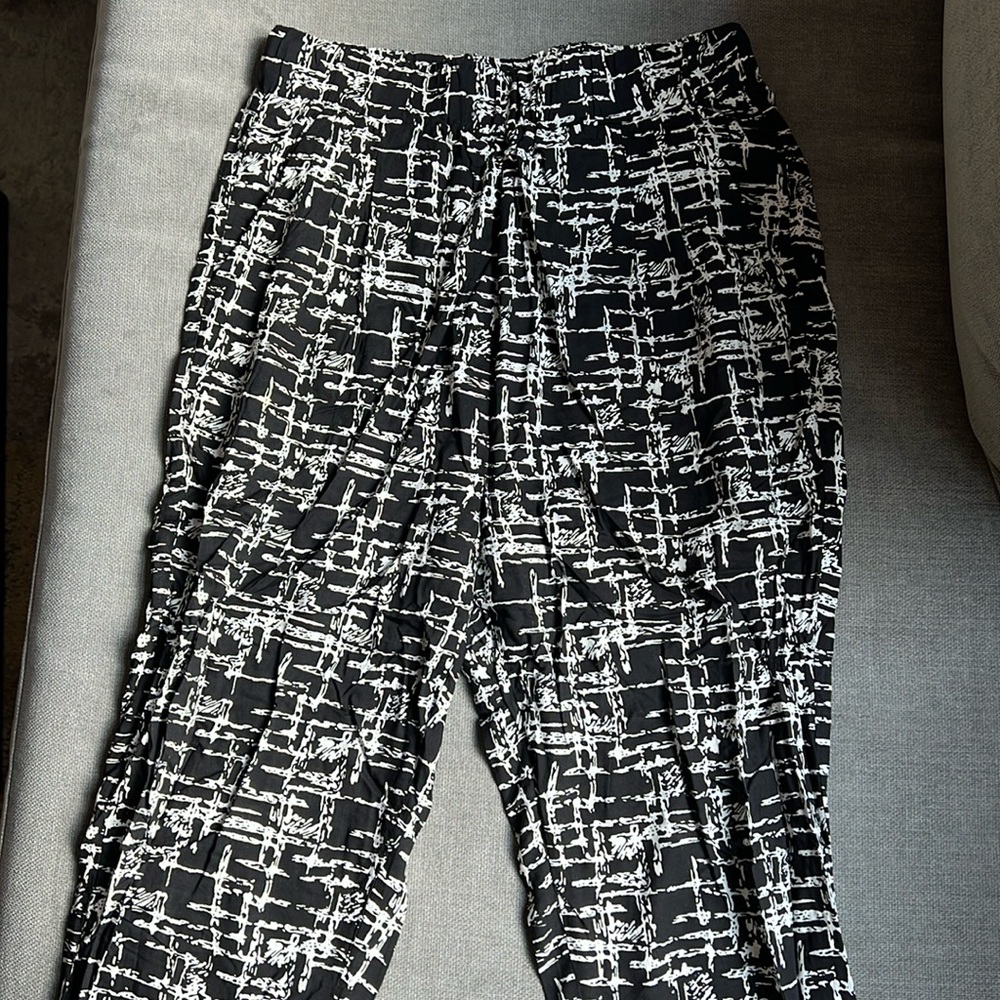 Forever 21 Black and White Pant